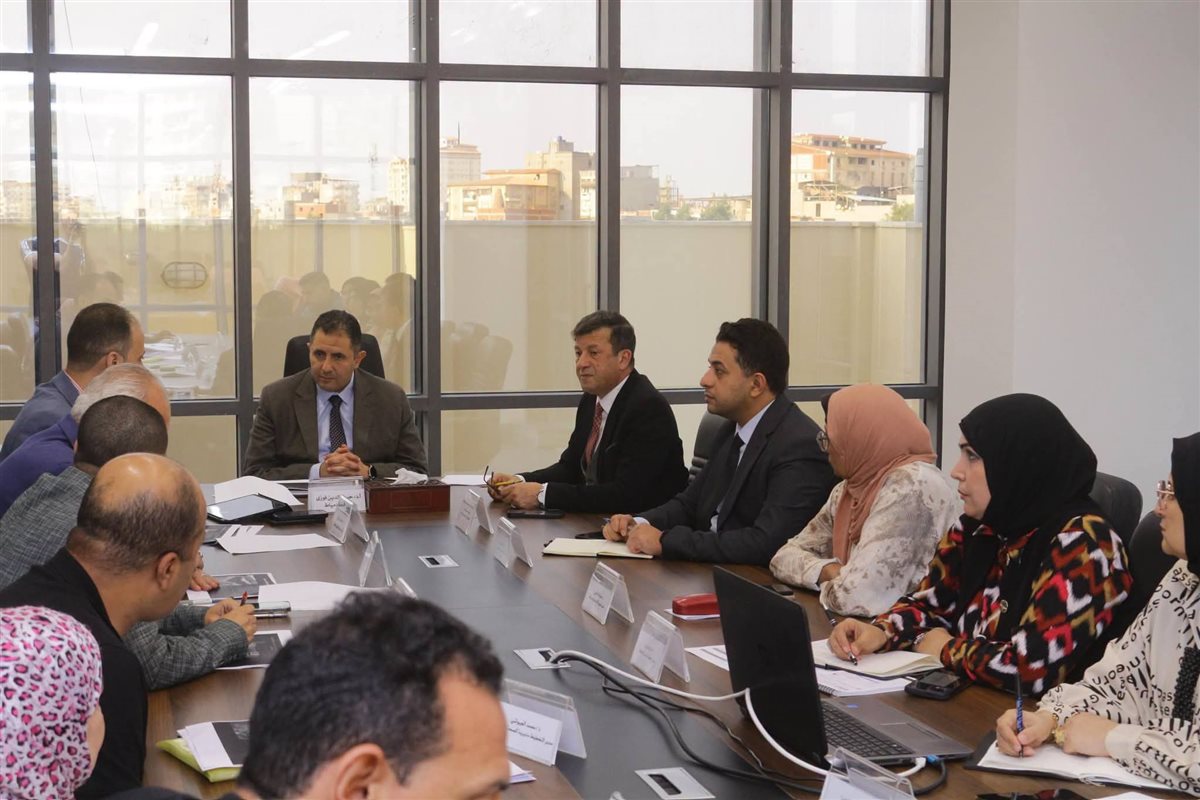 محافظ دمياط يتابع معدلات تنفيذ مشروعات الصحة والإسكان للعام المالي الجديد
