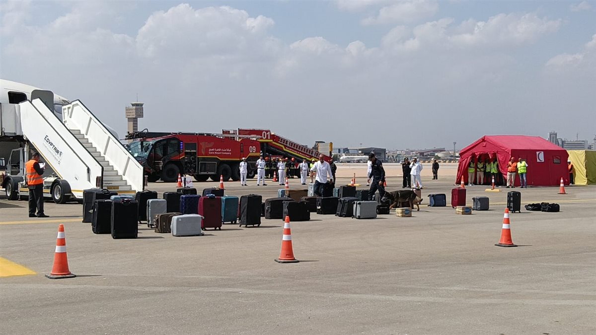 مطار القاهرة يجري تجربة طوارئ للسيطرة علي حريق طائرة