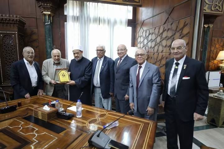 شيخ الأزهر يستقبل وفدا من أبطال حرب أكتوبر ويعرب عن الاعتزاز بتضحياتهم الجليلة