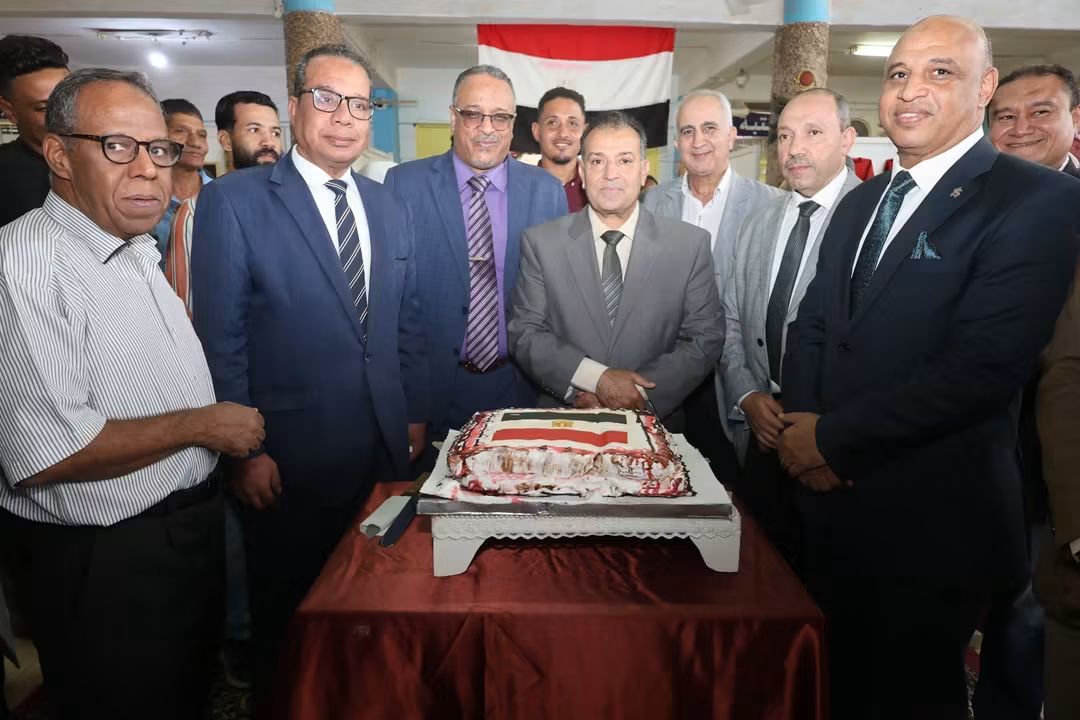 رئيس جامعة قنا يشهد إبداعات طلاب التربية النوعية في معرض فني احتفالا بذكرى نصر أكتوبر(صور)
