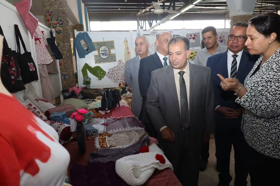 رئيس جامعة قنا يشهد إبداعات طلاب التربية النوعية في معرض فني احتفالا بذكرى نصر أكتوبر(صور)
