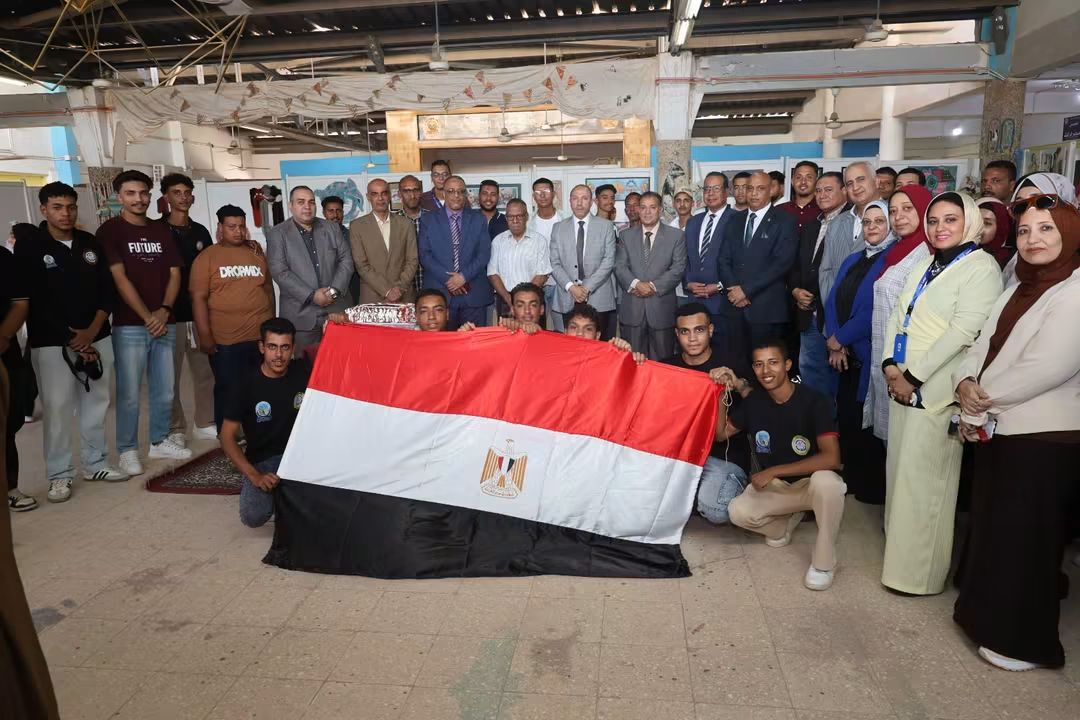 رئيس جامعة قنا يشهد إبداعات طلاب التربية النوعية في معرض فني احتفالا بذكرى نصر أكتوبر(صور)