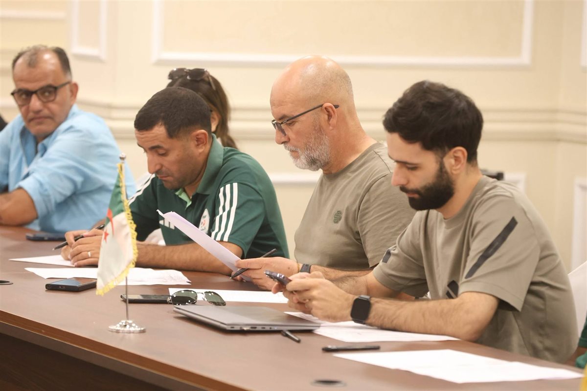 منتخب الشباب بـ"القميص الأحمر" والجزائر بـ"الأخضر" في تصفيات شمال أفريقيا غدًا