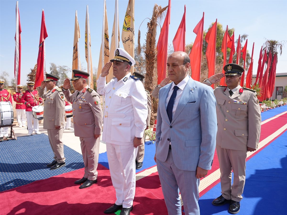 محافظ أسيوط ومدير الأمن يضعان إكليلًا من الزهور على النصب التذكاري للجندي المجهول احتفالًا بانتصارات أكتوبر
