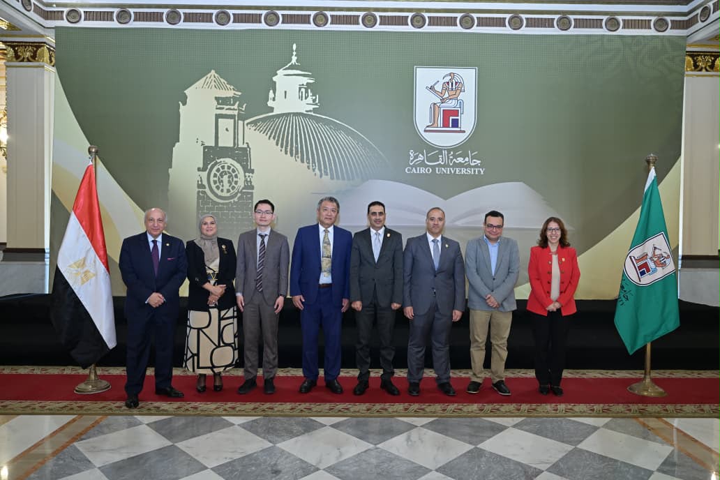 نائب رئيس جامعة القاهرة يستقبل وفدا من جامعة هونج كونج للعلوم والتكنولوجيا بالصين