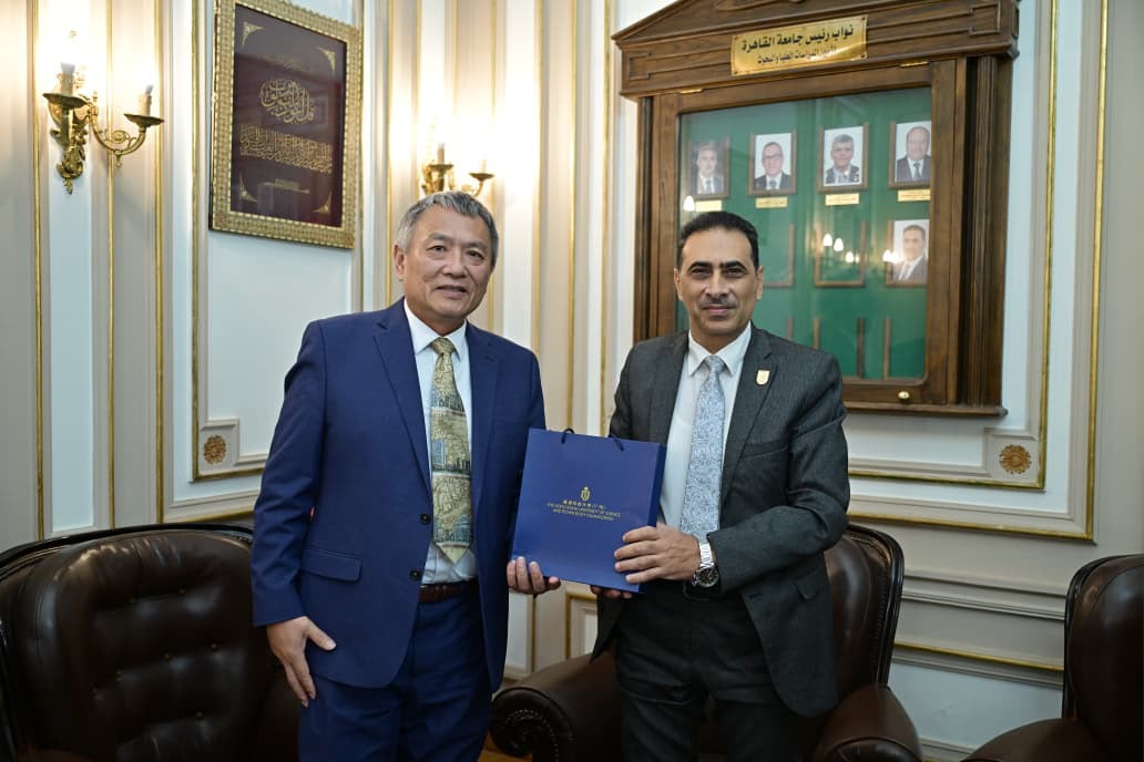 نائب رئيس جامعة القاهرة يستقبل وفدا من جامعة هونج كونج للعلوم والتكنولوجيا بالصين