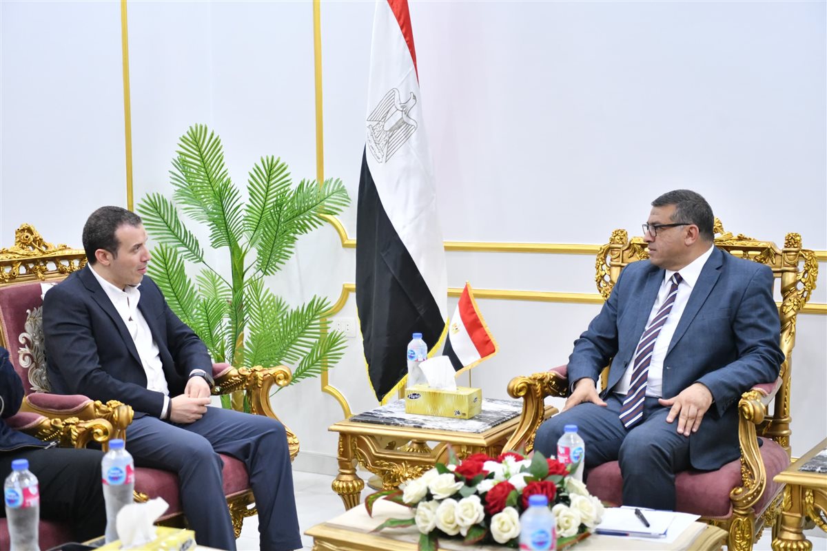 محافظ قنا يبحث مع رئيس هيئة الإسعاف سبل التعاون المشترك والارتقاء بالخدمات الطبية (صور)