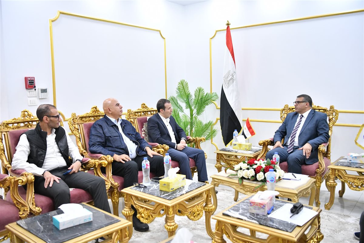 محافظ قنا يبحث مع رئيس هيئة الإسعاف سبل التعاون المشترك والارتقاء بالخدمات الطبية (صور)