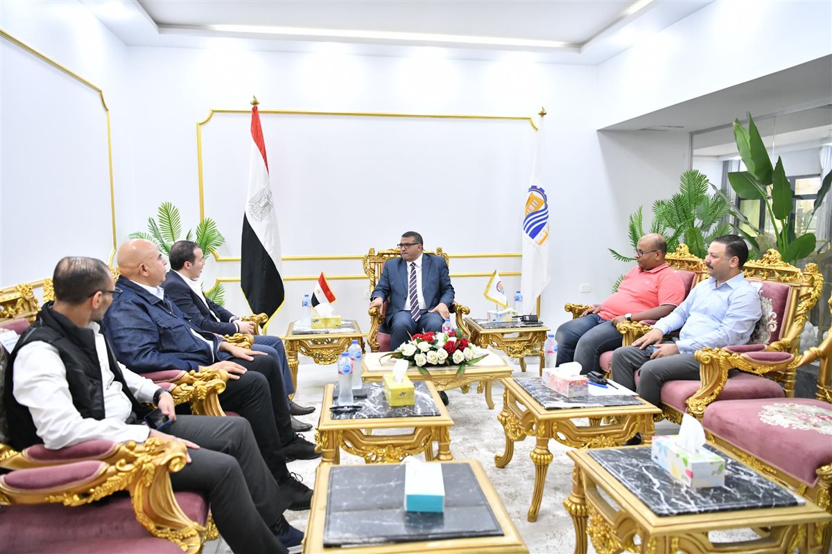 محافظ قنا يبحث مع رئيس هيئة الإسعاف سبل التعاون المشترك والارتقاء بالخدمات الطبية (صور)