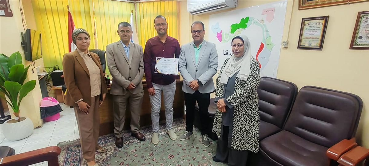 صحة قنا تكرم المتميزين في تقديم خدمات الرعاية الصحية بوحدة الخطارة (صور)