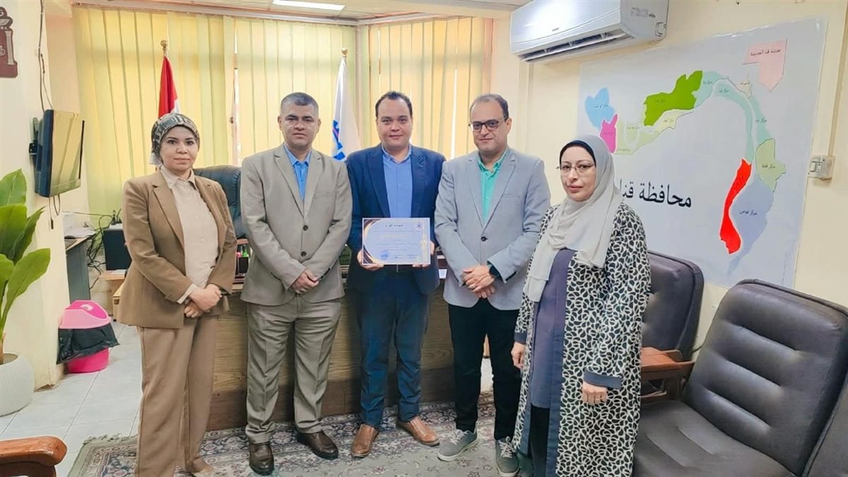 صحة قنا تكرم المتميزين في تقديم خدمات الرعاية الصحية بوحدة الخطارة (صور)