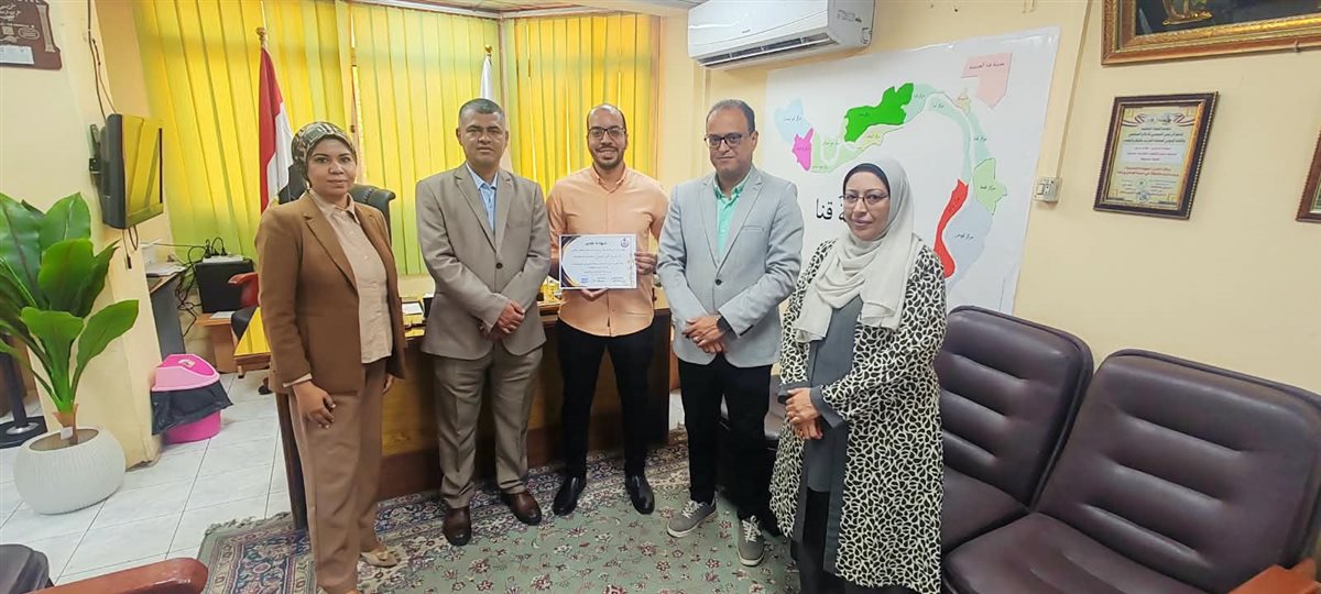 صحة قنا تكرم المتميزين في تقديم خدمات الرعاية الصحية بوحدة الخطارة (صور)