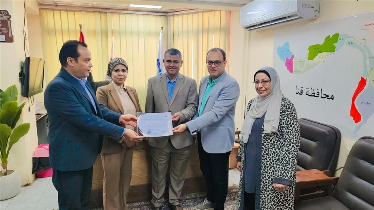 صحة قنا تكرم المتميزين في تقديم خدمات الرعاية الصحية بوحدة الخطارة (صور)