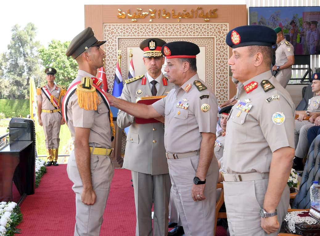 وزير الدفاع يشهد حفل تخرج الدفعة (170) من كلية الضباط الاحتياط