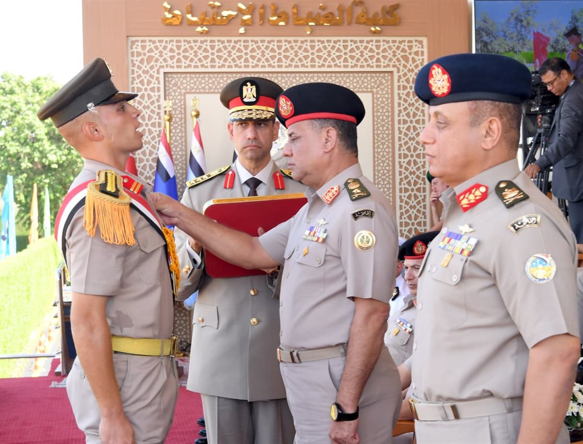 وزير الدفاع يشهد حفل تخرج الدفعة (170) من كلية الضباط الاحتياط
