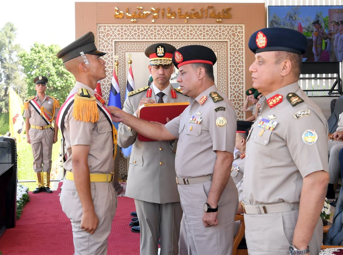 وزير الدفاع يشهد حفل تخرج الدفعة (170) من كلية الضباط الاحتياط