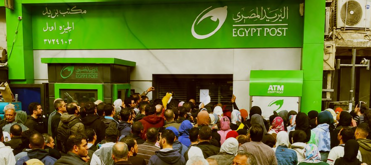 طوابير المصريين امام سيستم البريد