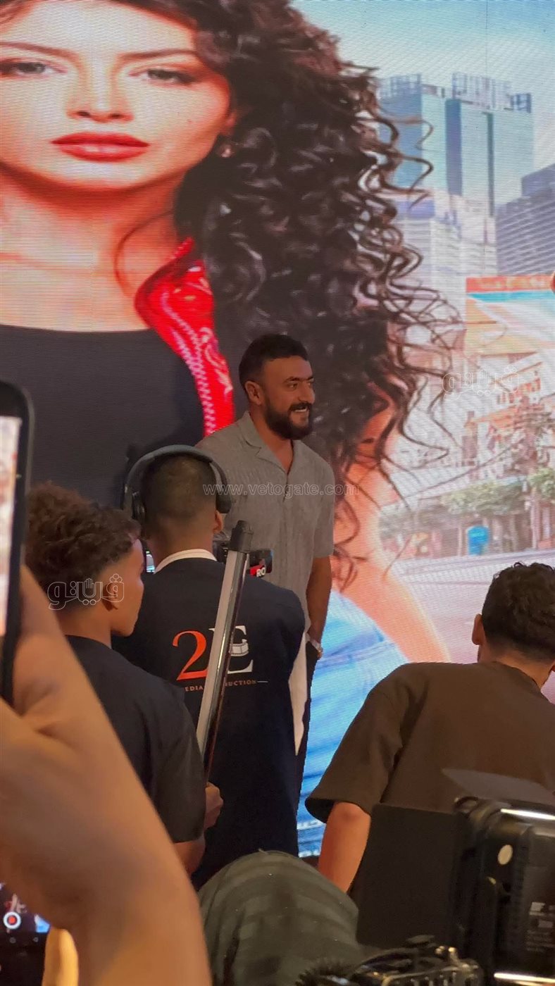 عمرو سعد وأحمد العوضي يفاجئان أبطال "مطلوب عائليا" بحضور العرض الخاص للفيلم (فيديو وصور)