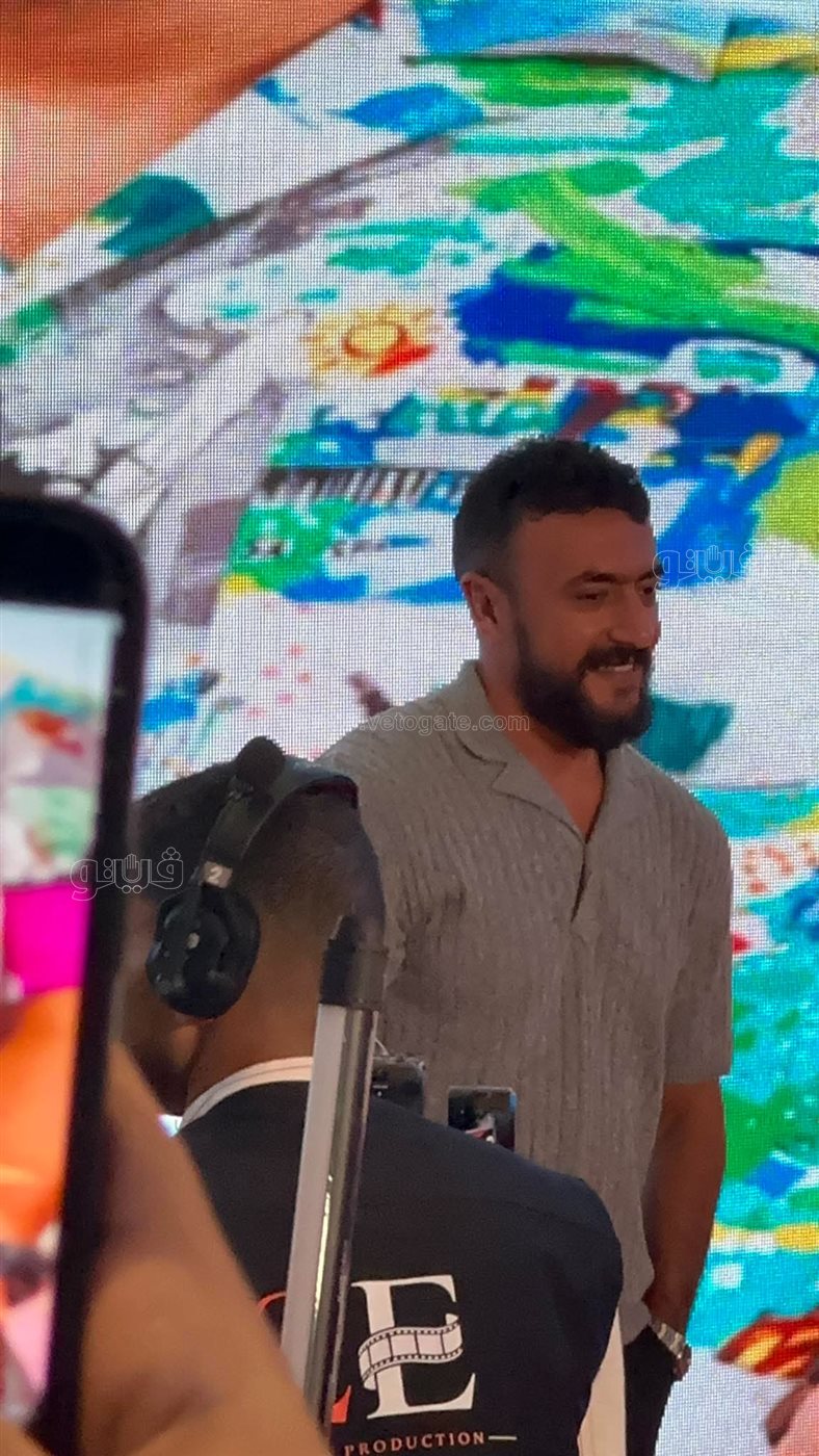 عمرو سعد وأحمد العوضي يفاجئان أبطال "مطلوب عائليا" بحضور العرض الخاص للفيلم (فيديو وصور)