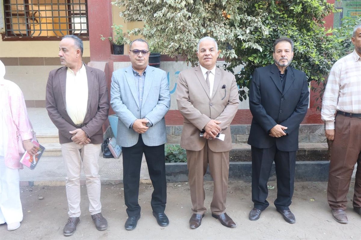 مدير تعليم الدقهلية يتابع انتظام الدراسة بمدرسة ميت مزاح الإعدادية بنين بشرق المنصورة