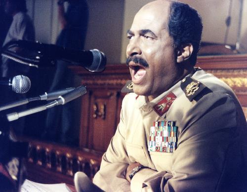 احمد زكى يجسد شخصية السادات 