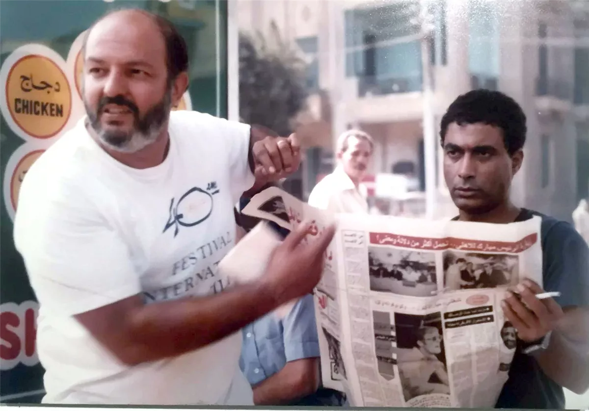 محمد خان اثناء تصوير الفيلم ايام السادات 