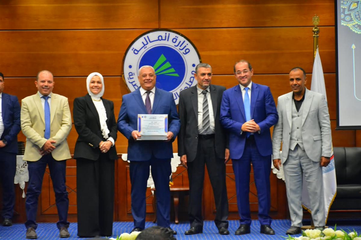 احتفى أحمد كجوك وزير المالية بالموظفين الفائزين بجوائز التميز المؤسسي بمصلحة الضرائب