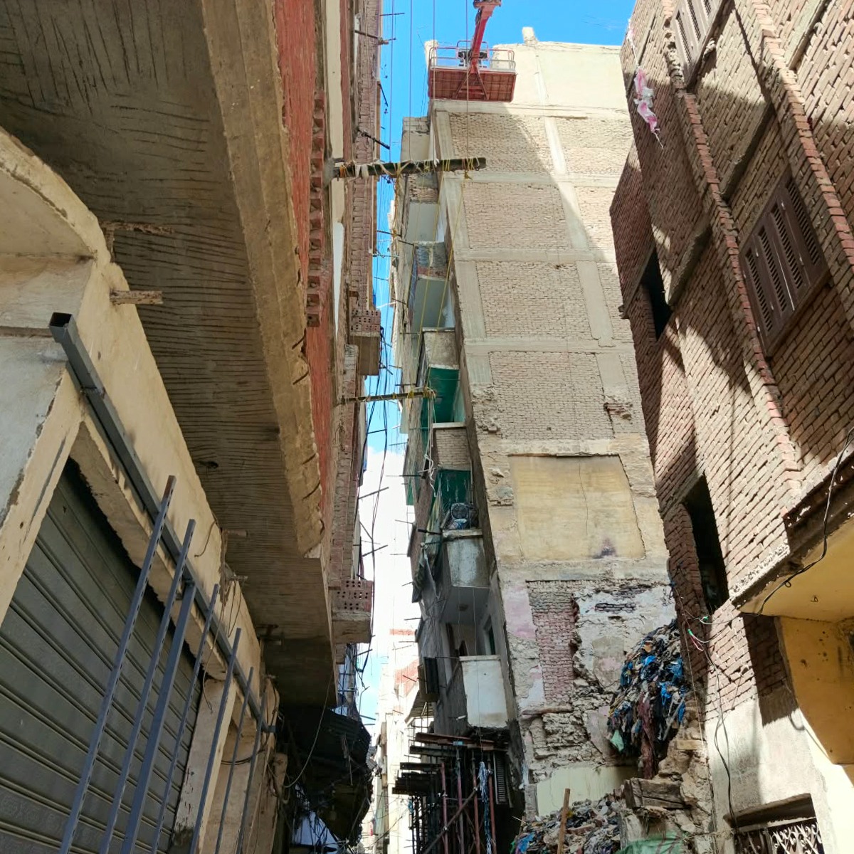 محافظ الإسكندرية يتفقد عقاري لامبروزو والمازني