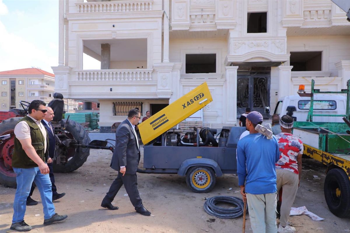 محافظ دمياط يوجه بحسم مخالفات الامتداد العمراني برأس البر ويتابع فتح الجراجات المغلقة