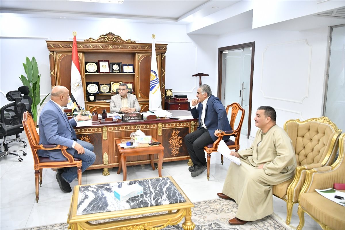 محافظ قنا يناقش مع أعضاء البرلمان مطالب المواطنين والملفات الخدمية (صور)