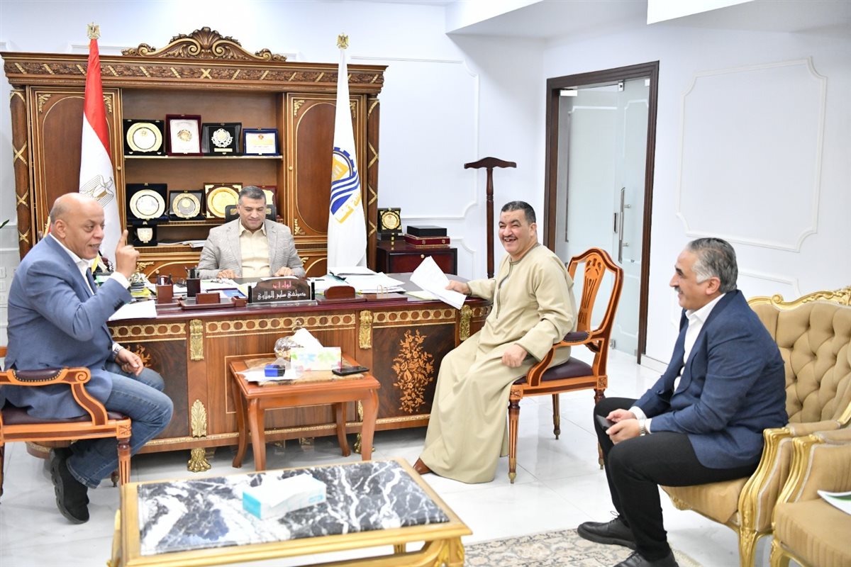 محافظ قنا يناقش مع أعضاء البرلمان مطالب المواطنين والملفات الخدمية (صور)