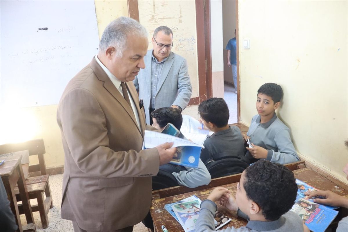 مدير تعليم الدقهلية يتابع انتظام الدراسة بمدرسة ميت مزاح الإعدادية
