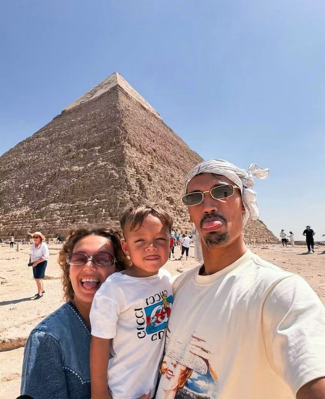 نجم منتخب هولندا يقضي إجازته بجوار الأهرامات