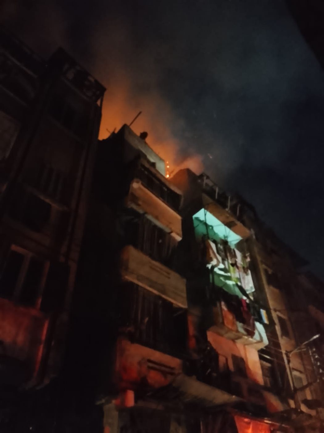 محافظ الدقهلية يتابع حريق كفر البدماص ويوجه باستمرار التواجد الميداني حتى انتهاء التبريد