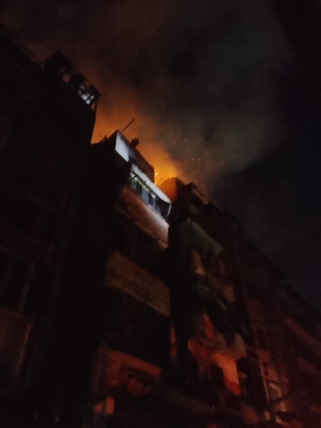 محافظ الدقهلية يتابع حريق كفر البدماص ويوجه باستمرار التواجد الميداني حتى انتهاء التبريد
