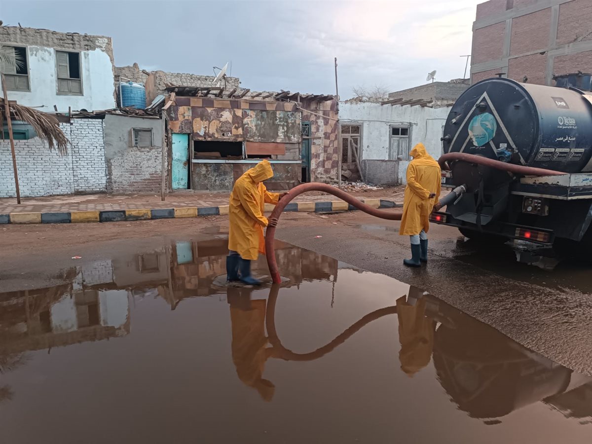 مياه البحر الأحمر تواصل سحب مياه الأمطار بالقصير واستمرار حالة الطوارئ