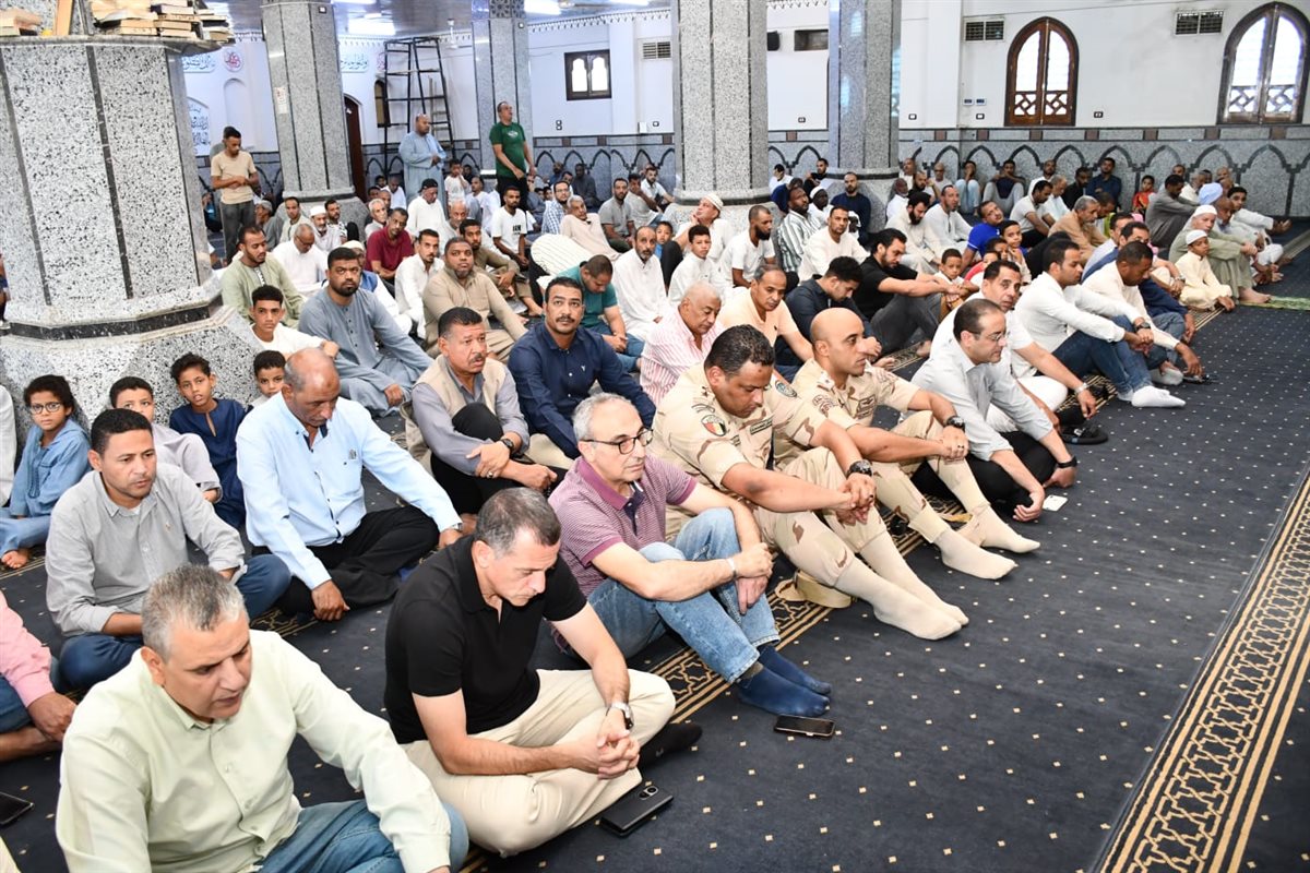 محافظ أسوان يستمع إلى مطالب المواطنين بعد صلاة الجمعة (صور)
