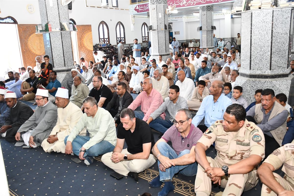 محافظ أسوان يستمع إلى مطالب المواطنين بعد صلاة الجمعة (صور)