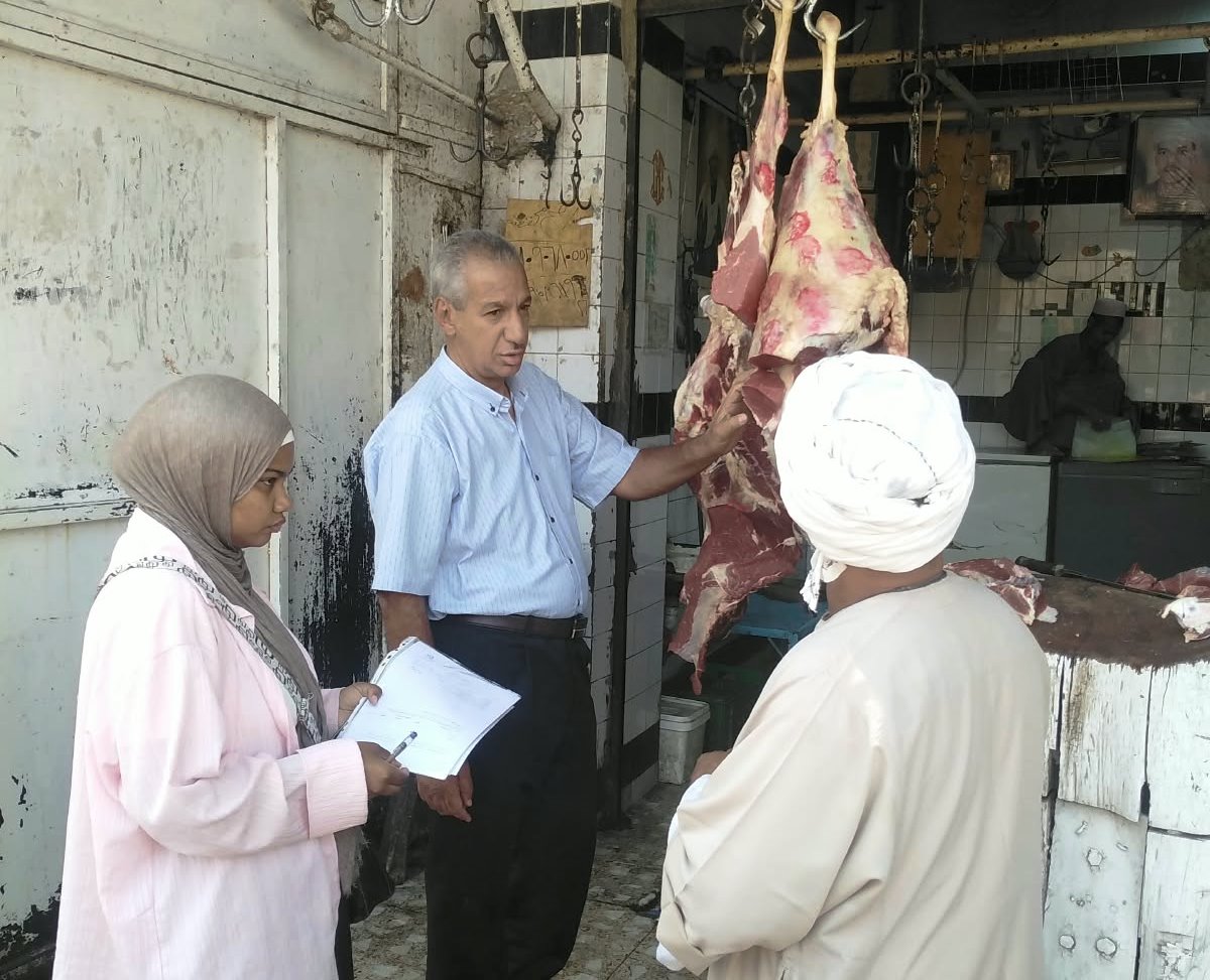 تكثيف الحملات الرقابية لضبط الأسواق والتصدي لمخالفات السلع والأسعار بمركز دراو (صور)