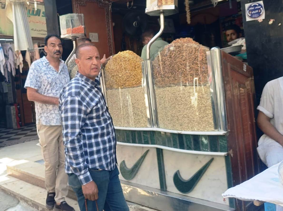 تكثيف الحملات الرقابية لضبط الأسواق والتصدي لمخالفات السلع والأسعار بمركز دراو (صور)