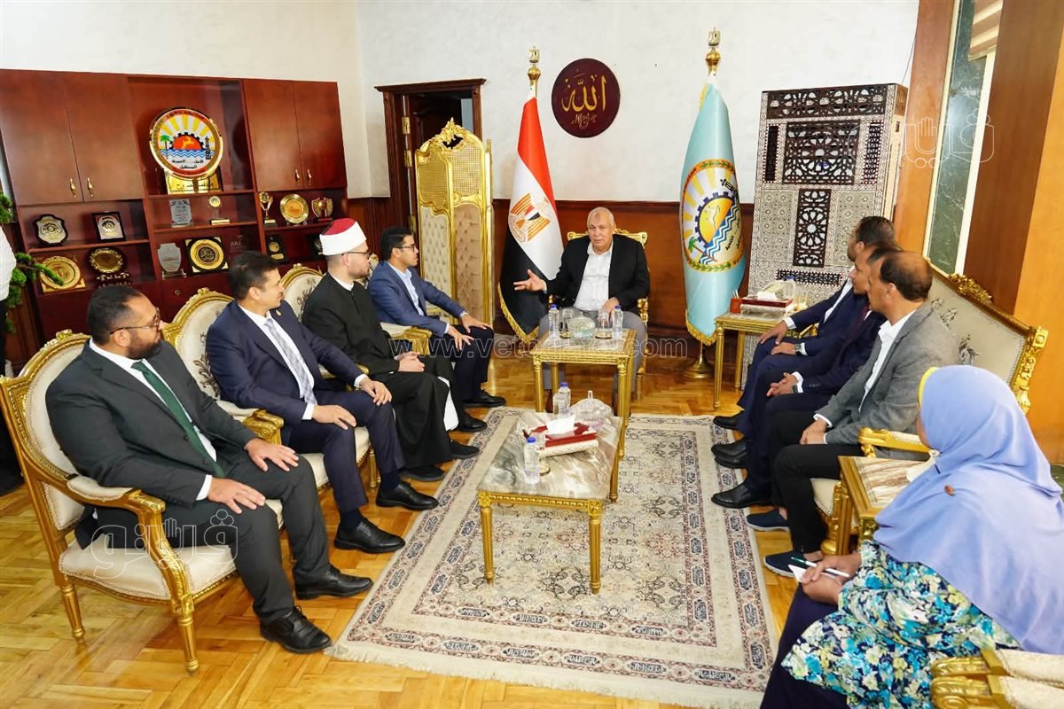 محافظ مطروح يستقبل وفد بيت الزكاة لتوزيع قافلة مساعدات للأولى بالرعاية وذوي الهمم