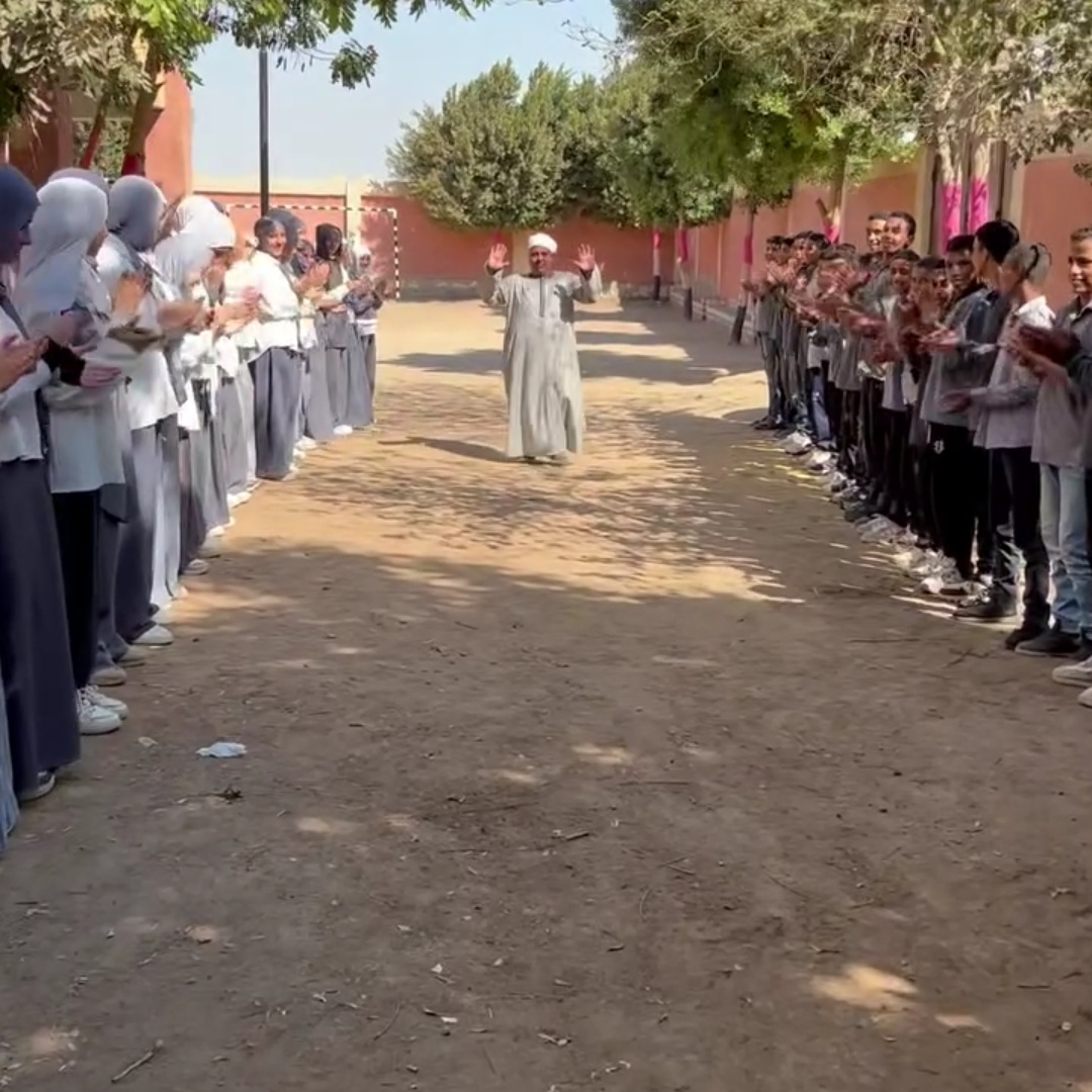 طلاب مدرسة عزبة مهران بملوي يودعون العم عارف بممر شرفي