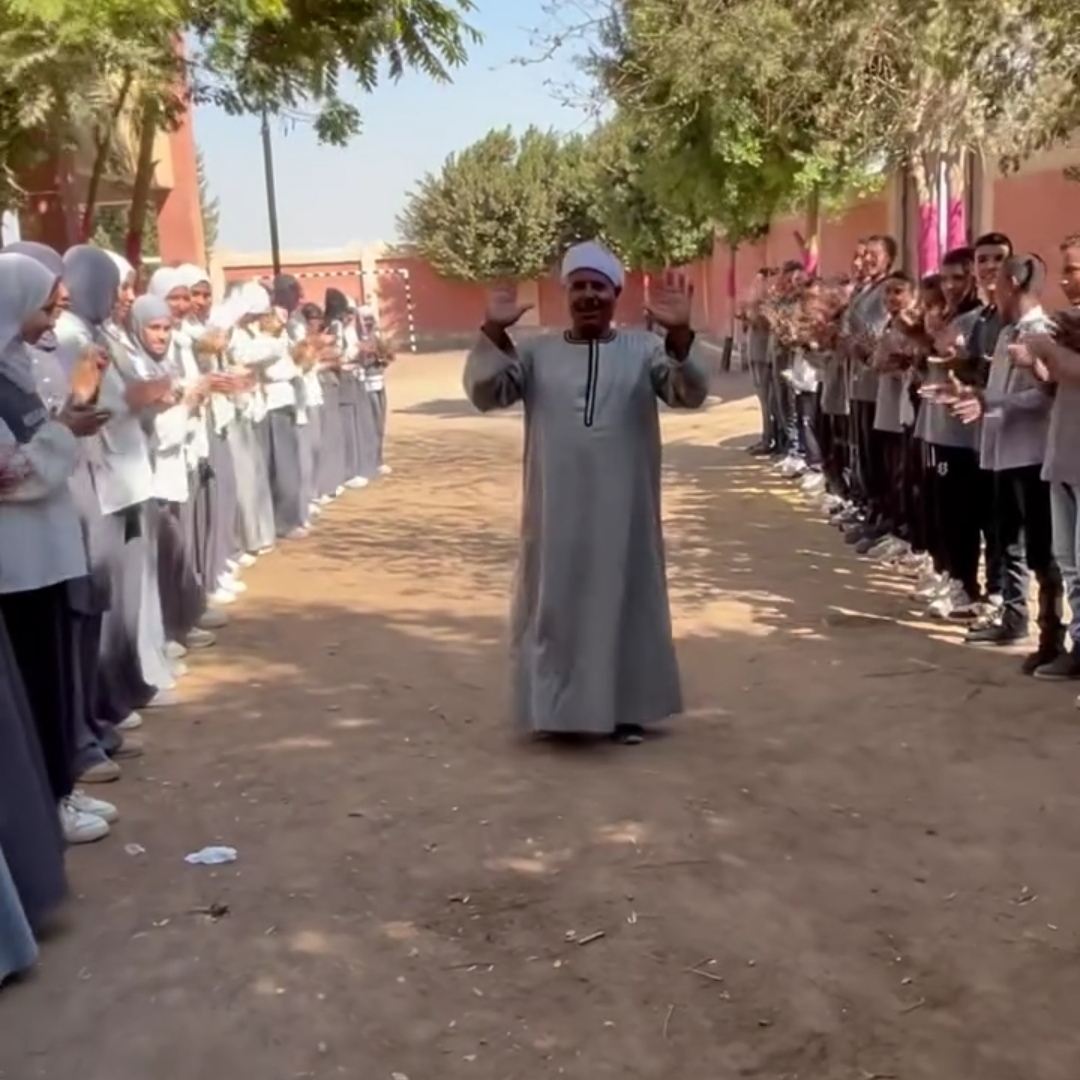 طلاب مدرسة عزبة مهران بملوي يودعون العم عارف بممر شرفي