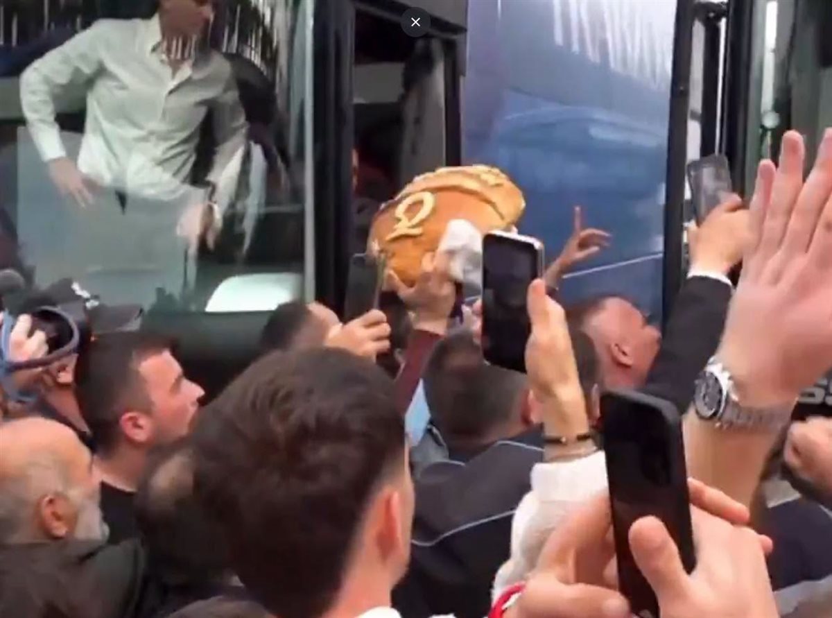 جماهير طرابزون تستقبل محمد صلاح بالهتافات قبل مواجهة سامسون بالدوري التركي (فيديو)