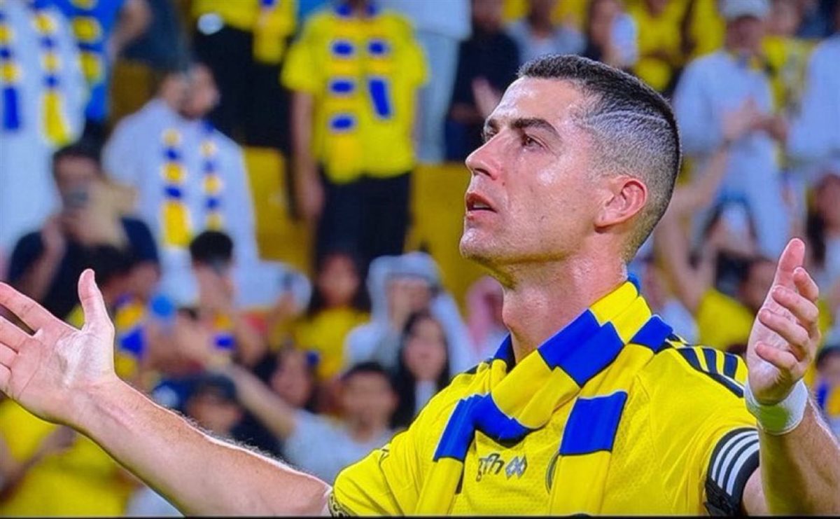 احتفال كريستيانو رونالدو مع جماهير النصر عقب الفوز على الدرعية بالدوري السعودي (فيديو)