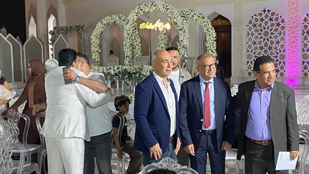 من زغرودة الأم إلى هيبة الأب، 8 صور ترصد فرحة إبراهيم حسن وزوجته في عقد قران ابنهما