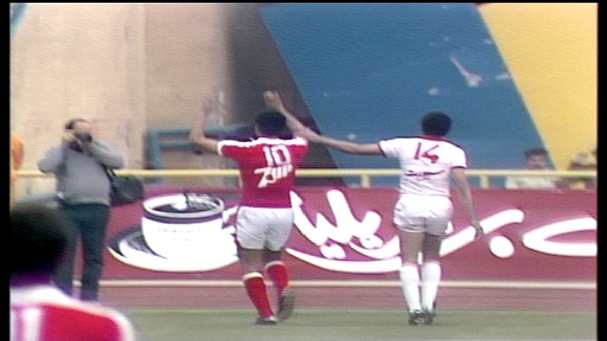 لقطة تاريخية، الخطيب يهدئ الجماهير ويساند حسن شحاتة في مشهد لا ينسى بلقاء القمة 1983 (فيديو)
