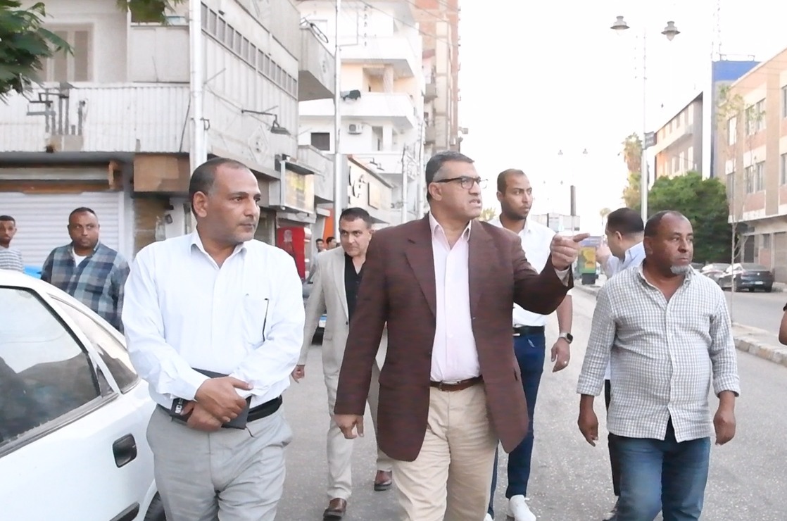 محافظ قنا يتابع تطوير شارع الشنهورية وتحسين المظهر الحضاري