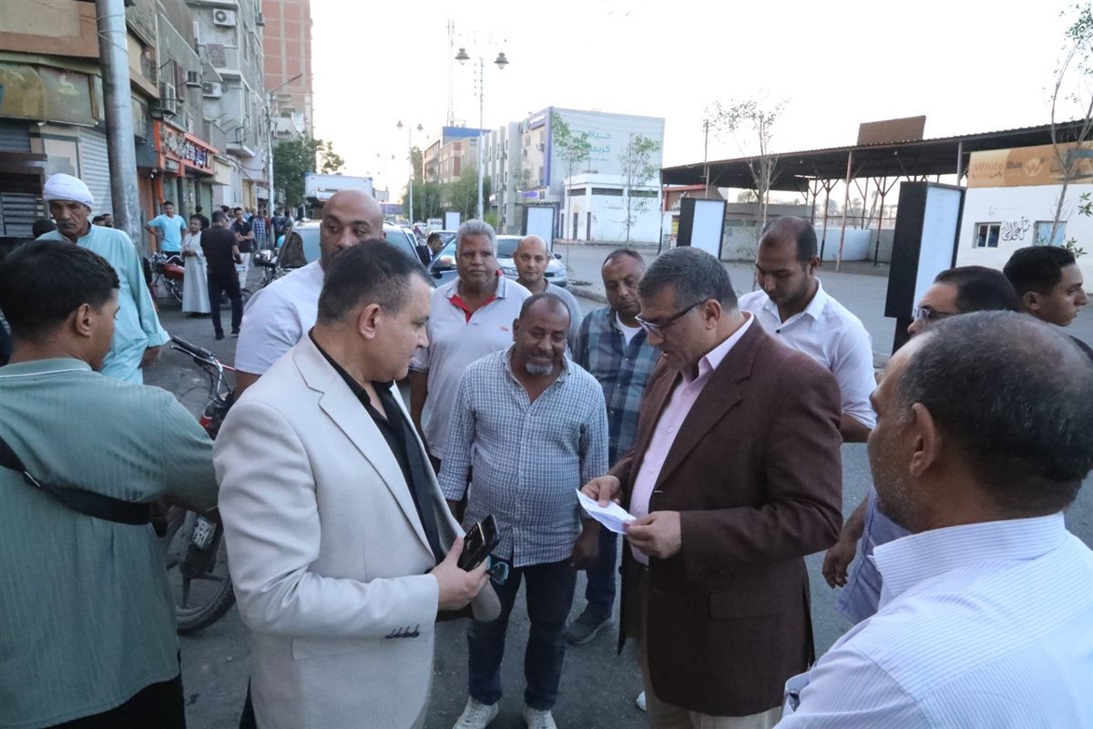 محافظ قنا يتابع تطوير شارع الشنهورية وتحسين المظهر الحضاري