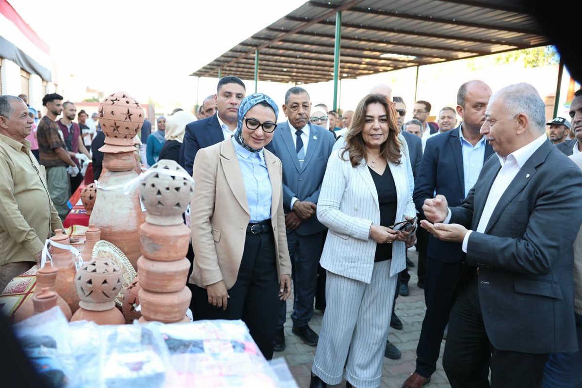 منال عوض وحنان مجدي تدعمان مبادرة خفض أسعار السلع الأساسية بالداخلة